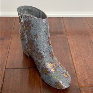 ZIGI SOHO Embroidered Flower Gray Ankle Boots